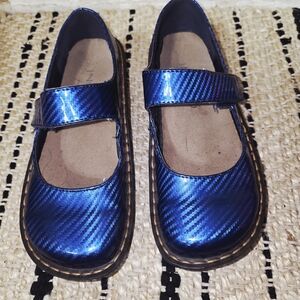 Blue Dress Shoes with Textured Finish and Strap